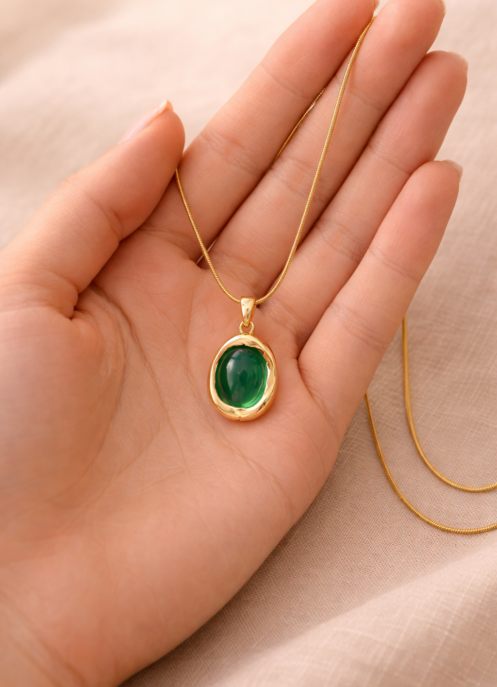 Green Cabochon Pendant Necklace