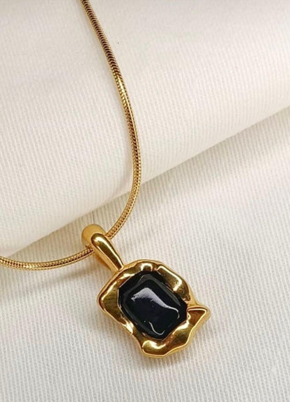 Black Curved Stone Gold Pendant Necklace